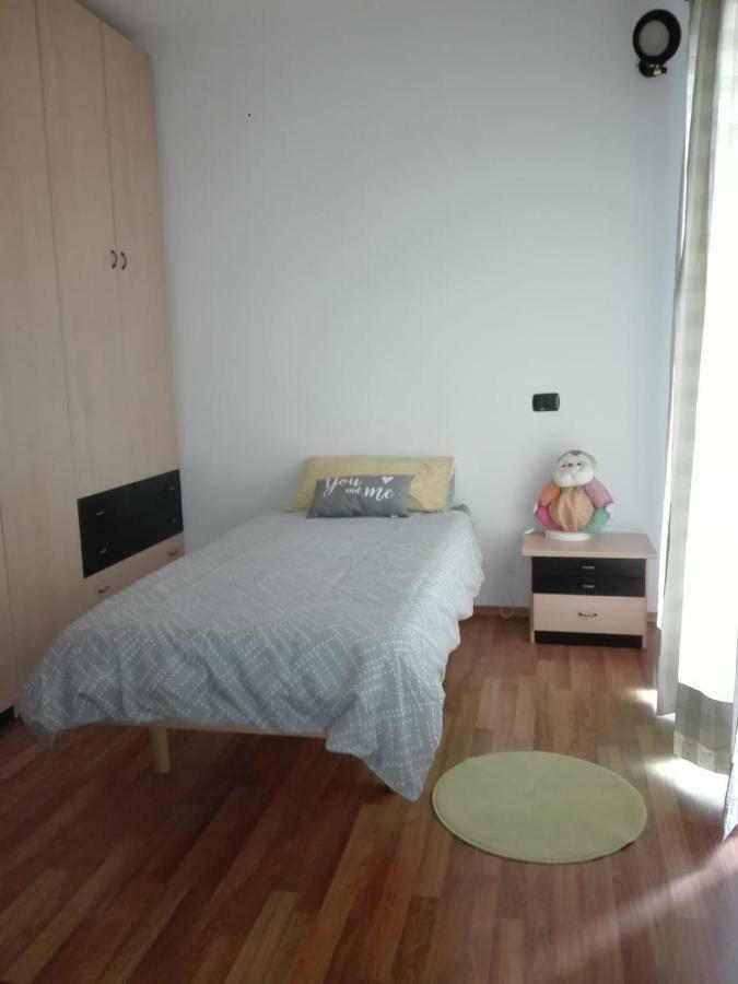 Casa Vacanza Il Glicine Casale Corte Cerro Eksteriør bilde