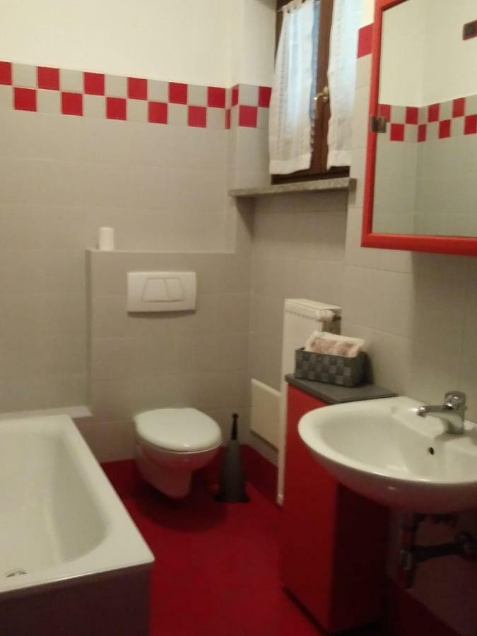 Casa Vacanza Il Glicine Casale Corte Cerro Eksteriør bilde