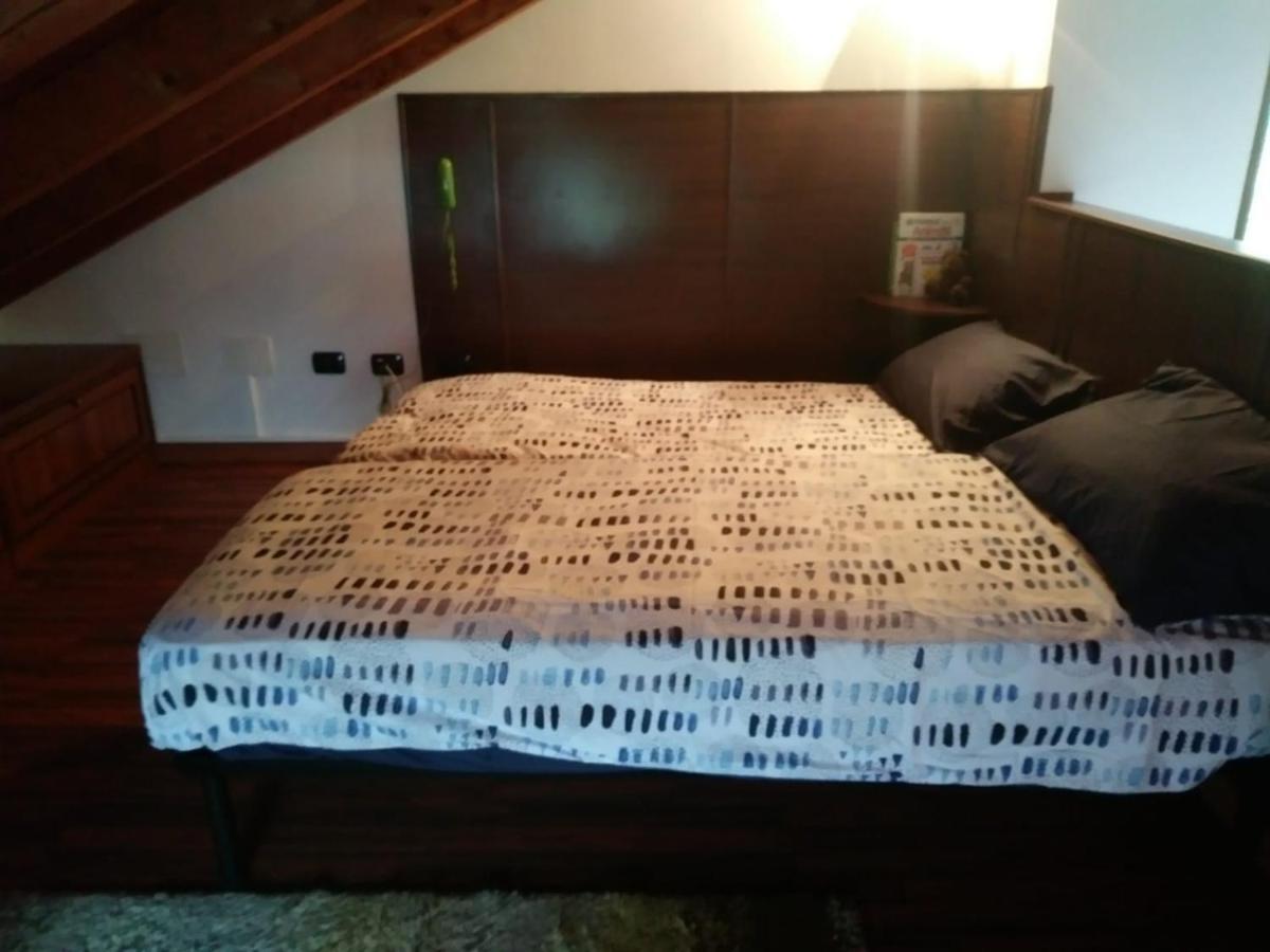 Casa Vacanza Il Glicine Casale Corte Cerro Eksteriør bilde